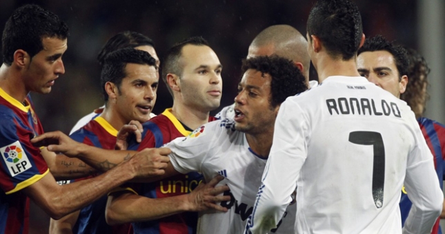 Video Real vs Barca: Siêu kinh điển của bạo lực, ăn vạ và thẻ đỏ